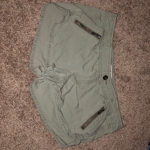 Green Hollister shorts ‼️